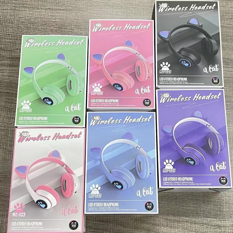 هدفون بلوتوثی مدل گربه ای بدون قابلیت نویز کنسلینگ، درگاه شارژ microUSB، دارای چراغهای LED RGB، دارای شیار کارت حافظه microSD تا 32 گیگابایت، مقاومت در برابر رطوبت و عرق