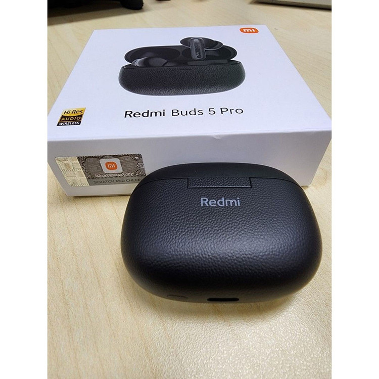 هدفون بلوتوثی شیائومی مدل Redmi Buds 5 Pro با نویز کنسلینگ فعال (ANC)، نویز کنسلینگ میکروفون (ENC)، درگاه شارژ USB Type-C، دارای میکروفون سهگانه در هر ایرباد برای حذف نویز و حذف صدای باد، مقاوم در برابر رطوبت و عرق