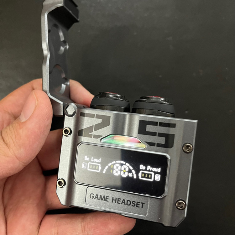 هدفون بلوتوثی دامیکس مدل M25 ENC بدون قابلیت نویز کنسلینگ، درگاه شارژ USB Type-C، دارای میکروفون داخلی، قابلیت استفاده به عنوان پاوربانک، دارای لامپ RGB، نمایشگر LED، دارای صفحه نمایش روی محفظه شارژ، مقاوم در برابر آب
