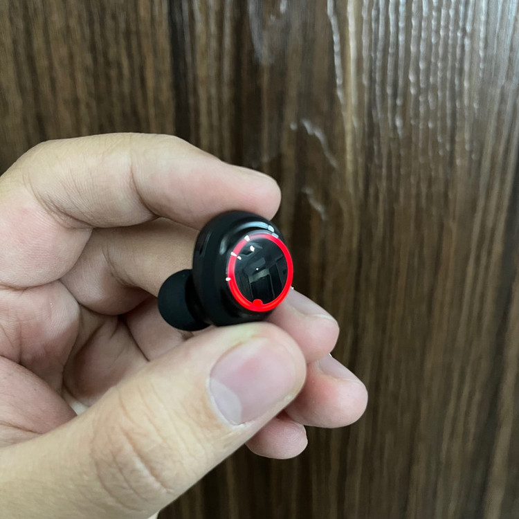هدفون بلوتوثی دامیکس مدل M25 ENC بدون قابلیت نویز کنسلینگ، درگاه شارژ USB Type-C، دارای میکروفون داخلی، قابلیت استفاده به عنوان پاوربانک، دارای لامپ RGB، نمایشگر LED، دارای صفحه نمایش روی محفظه شارژ، مقاوم در برابر آب