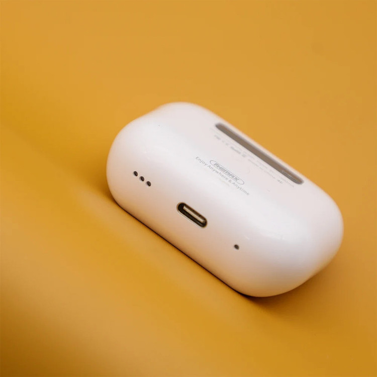 هدفون بلوتوثی ریمکس مدل CozyPods W30N دارای نویز کنسلینگ فعال (ANC)، درگاه شارژ USB Type-C، دارای نمایشگر روی صفحه محفظه شارژ