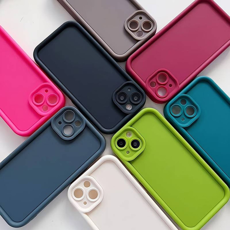 کاور موکولو مدل Silicone Puffer Strap مناسب برای گوشی موبایل اپل iPhone 13 به همراه بندآویز