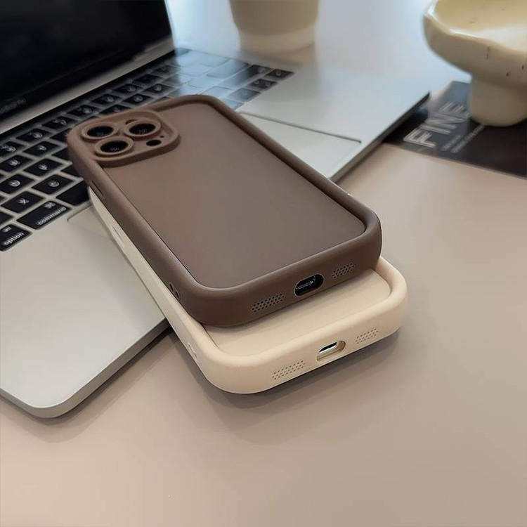 کاور موکولو مدل Silicone Puffer Strap مناسب برای گوشی موبایل اپل iPhone 13 به همراه بندآویز