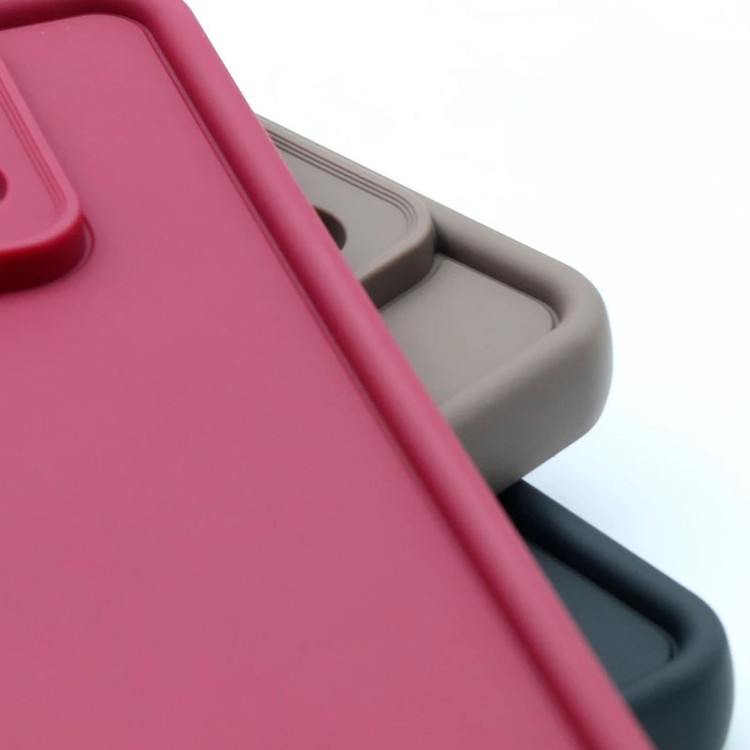 کاور موکولو مدل Silicone Puffer Strap مناسب برای گوشی موبایل اپل iPhone 13 به همراه بندآویز