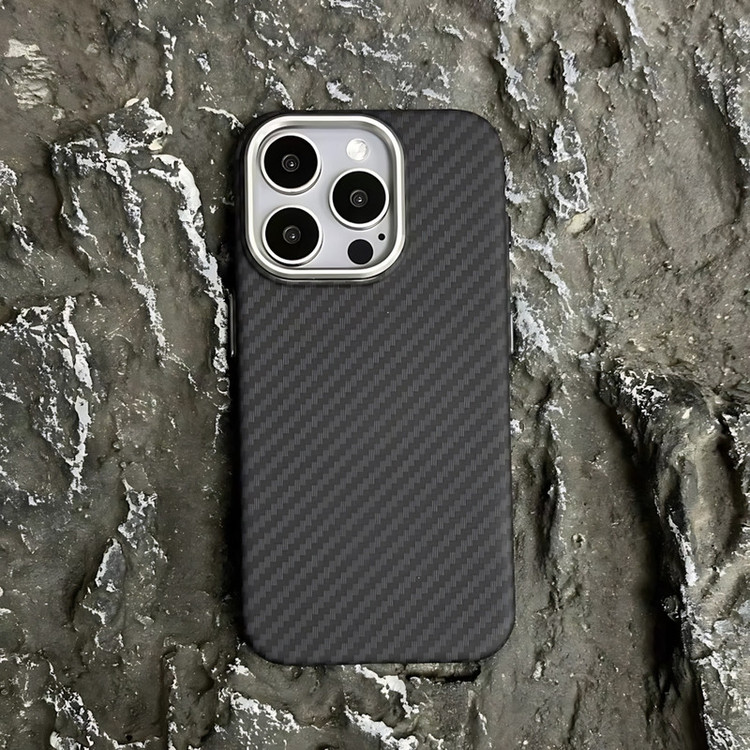 کاور مدل Carbonix مناسب برای گوشی موبایل اپل iPhone 15 Pro Max