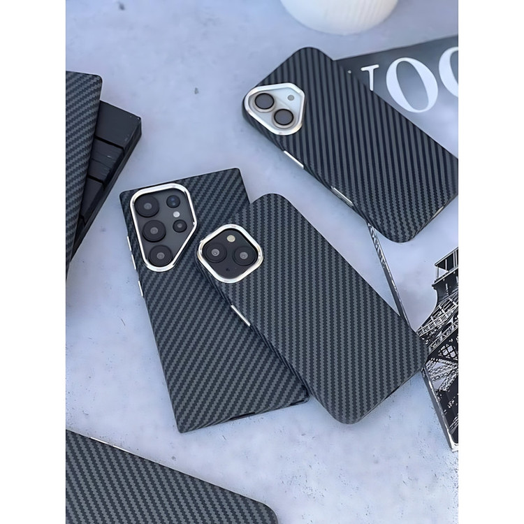 کاور مدل Carbonix مناسب برای گوشی موبایل اپل iPhone 15 Pro Max