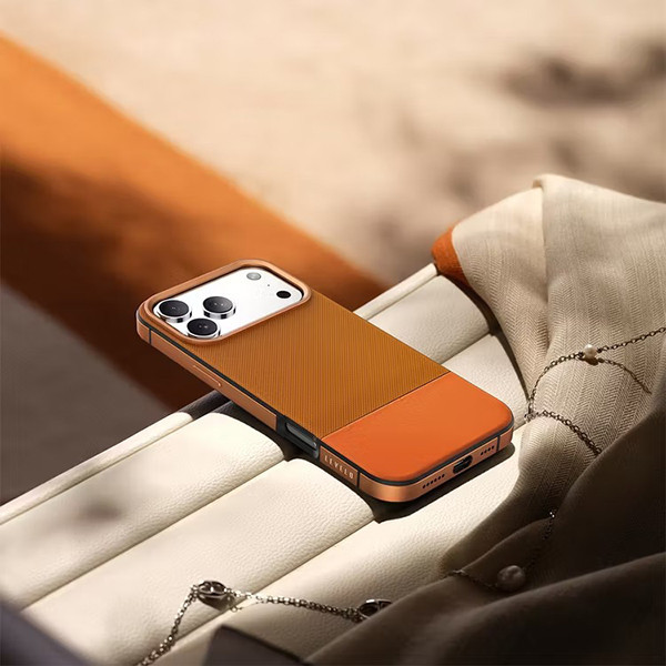 کاور لِولو مدل Cuir MagSafe مناسب برای گوشی موبایل اپل iPhone 17 Pro Max