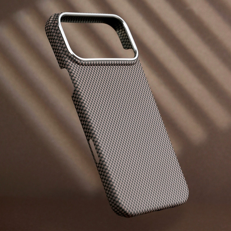 کاور اپیکوی مدل SlimCarbon Texture Magnetic مناسب برای گوشی موبایل اپل iPhone 17 Pro Max