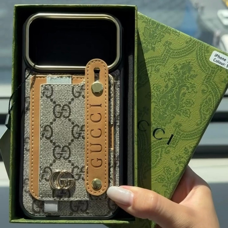 کاور «گوچی» (Gucci) مدل «LuxePocket» مناسب برای گوشی موبایل اپل «آیفون 16 پرو مکس» (iPhone 16 Pro maxs)