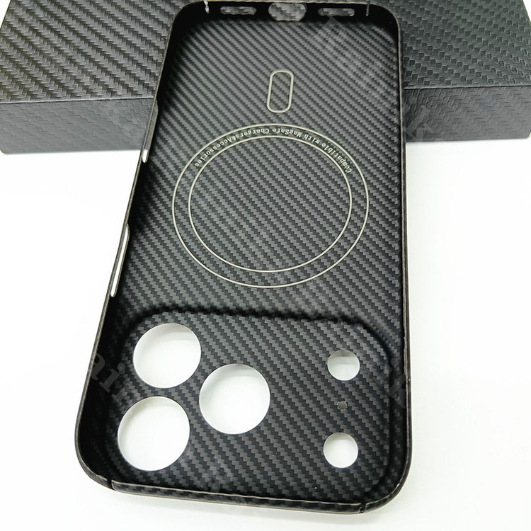 کاور رینیکا مدل Carbon Fiber M17P مناسب برای گوشی موبایل اپل Iphone 17 Pro