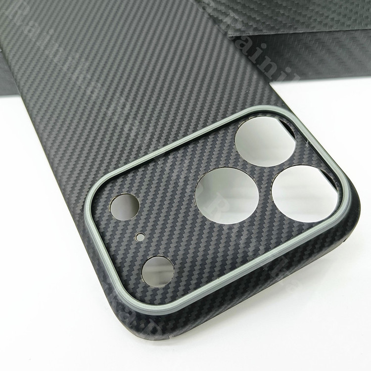 کاور رینیکا مدل Carbon Fiber M17P مناسب برای گوشی موبایل اپل Iphone 17 Pro