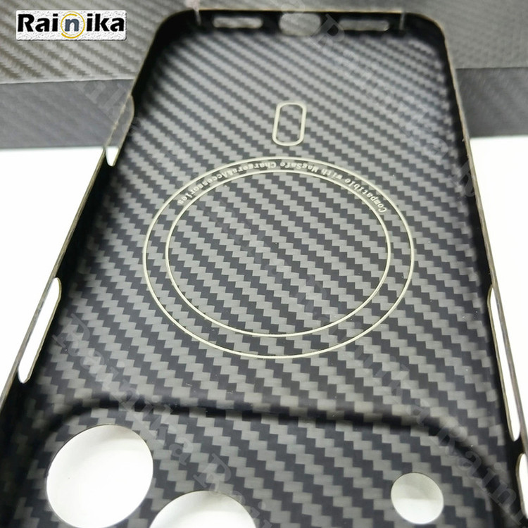 کاور رینیکا مدل Carbon Fiber M17P مناسب برای گوشی موبایل اپل Iphone 17 Pro