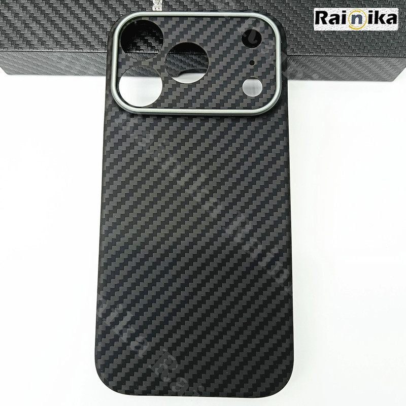 کاور رینیکا مدل Carbon Fiber M17P مناسب برای گوشی موبایل اپل Iphone 17 Pro