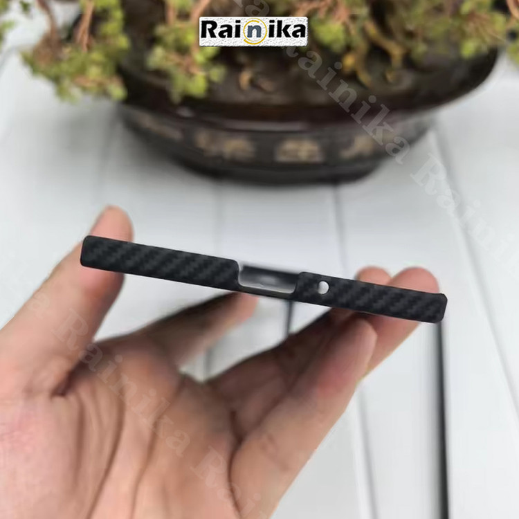 کاور رینیکا مدل Fiber Carbon مناسب برای گوشی موبایل سامسونگ Galaxy Z Fold 7